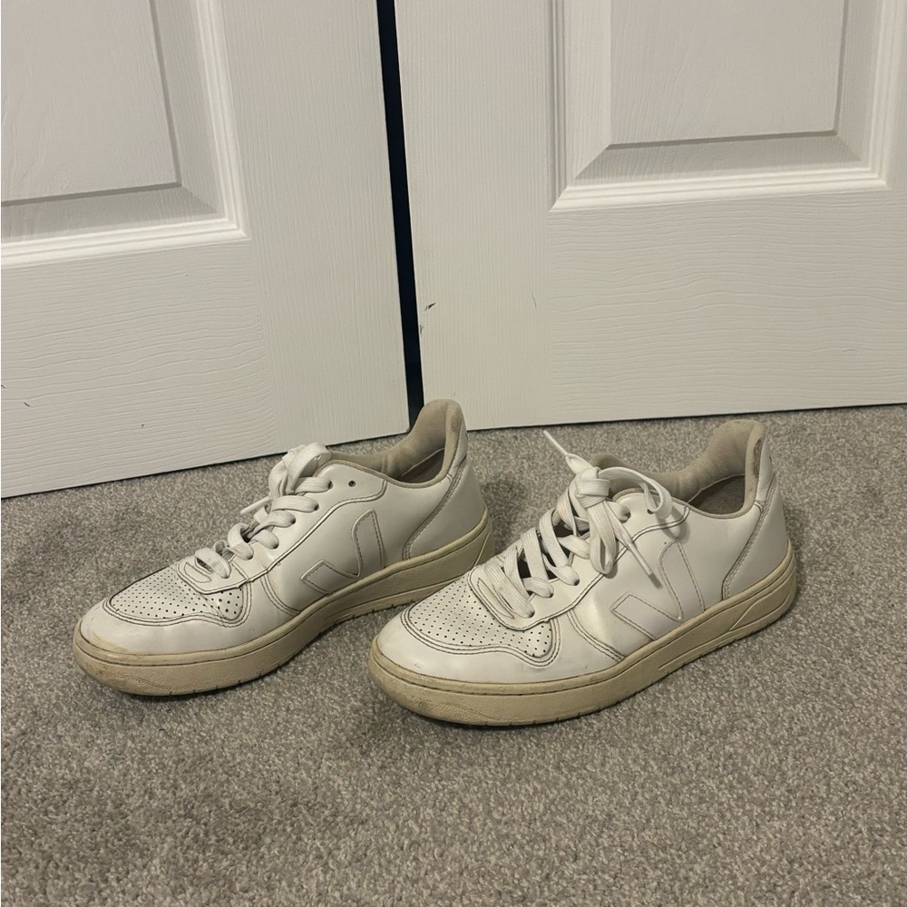 VEJA V10 FULL WHITE SIZE EU 40 (US 9)